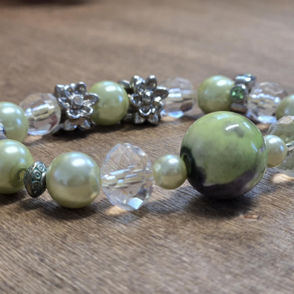 Elegant Green and Silver Beaded Bracelet